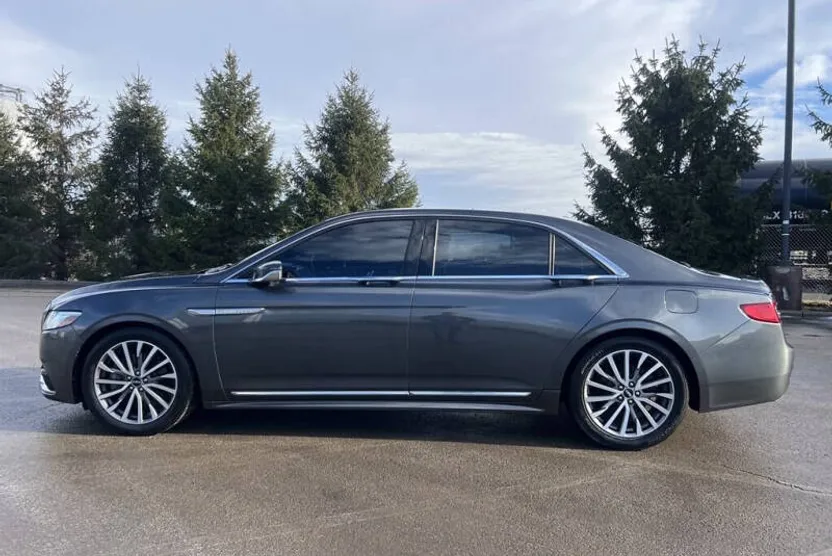 2017 Lincoln Continental Select photo 1