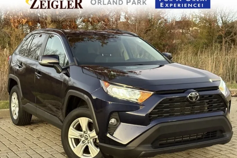 2021 Toyota RAV4 XLE photo 1