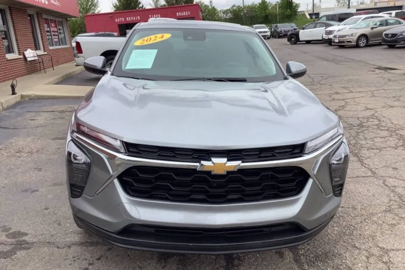 2024 Chevrolet Trax LS photo 1