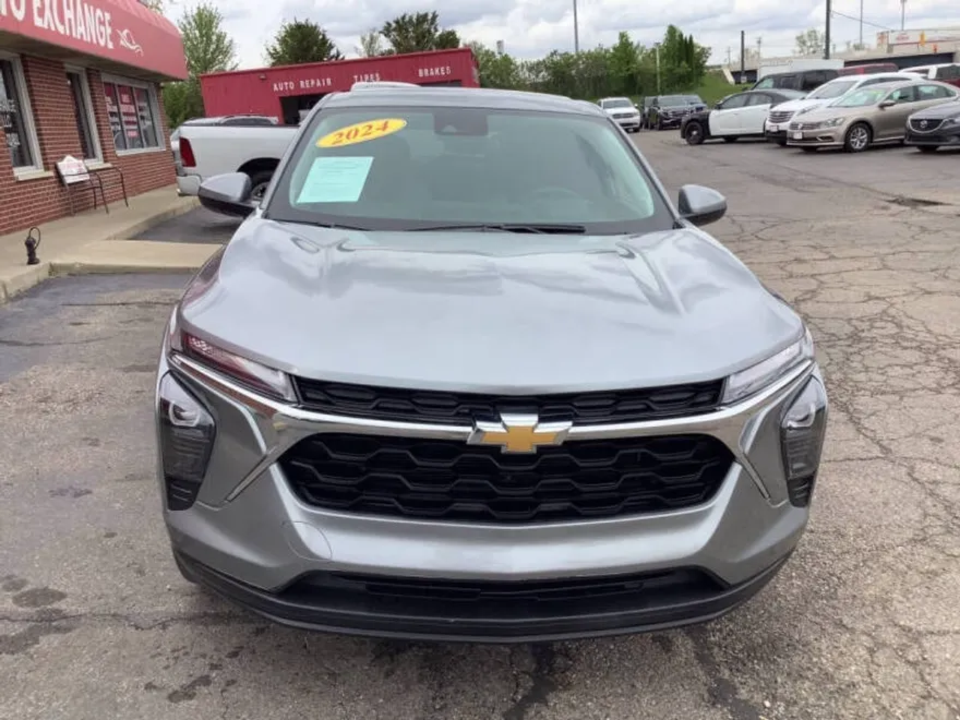 2024 Chevrolet Trax LS photo 1