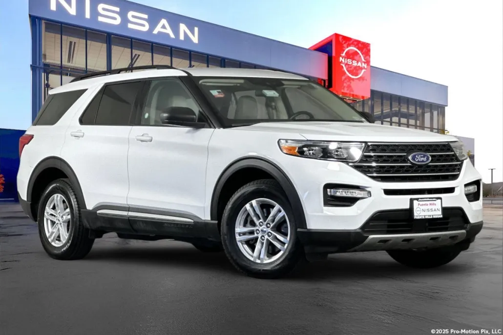 2023 Ford Explorer XLT photo 1