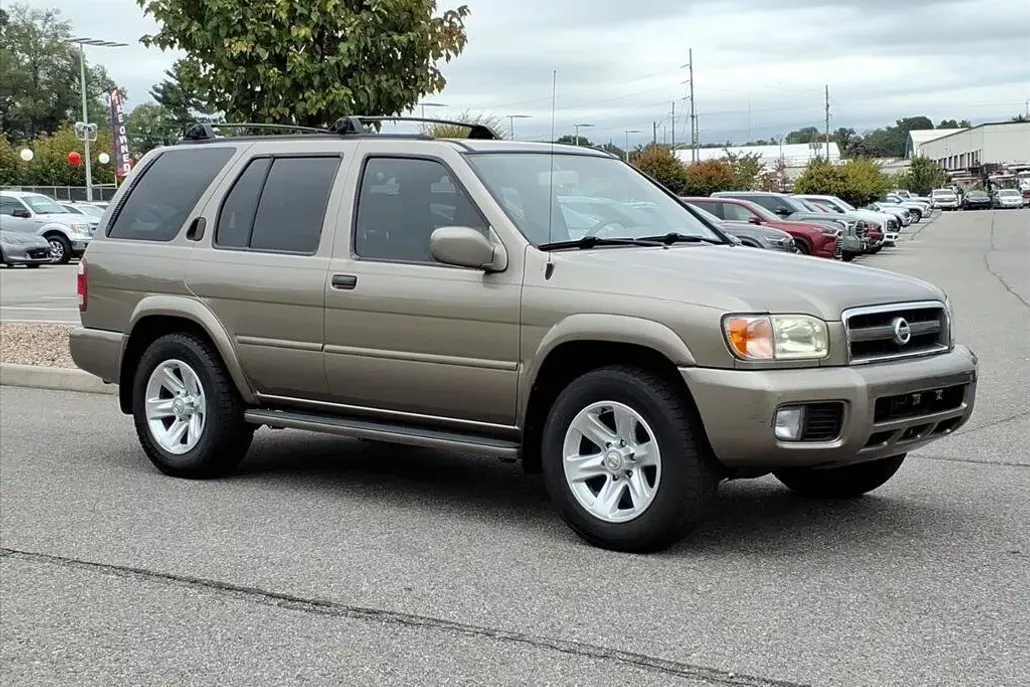 2002 Nissan Pathfinder SE photo 1