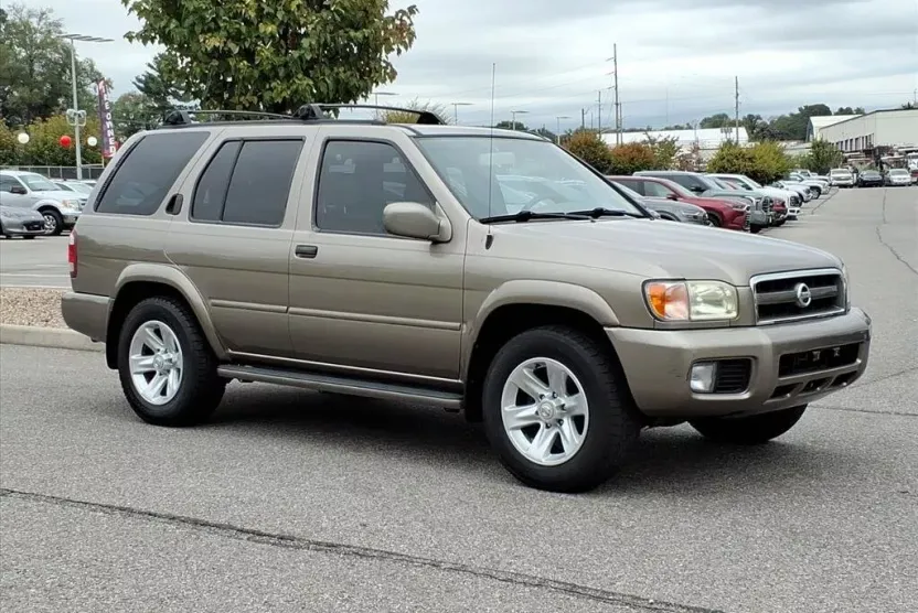 2002 Nissan Pathfinder SE photo 1