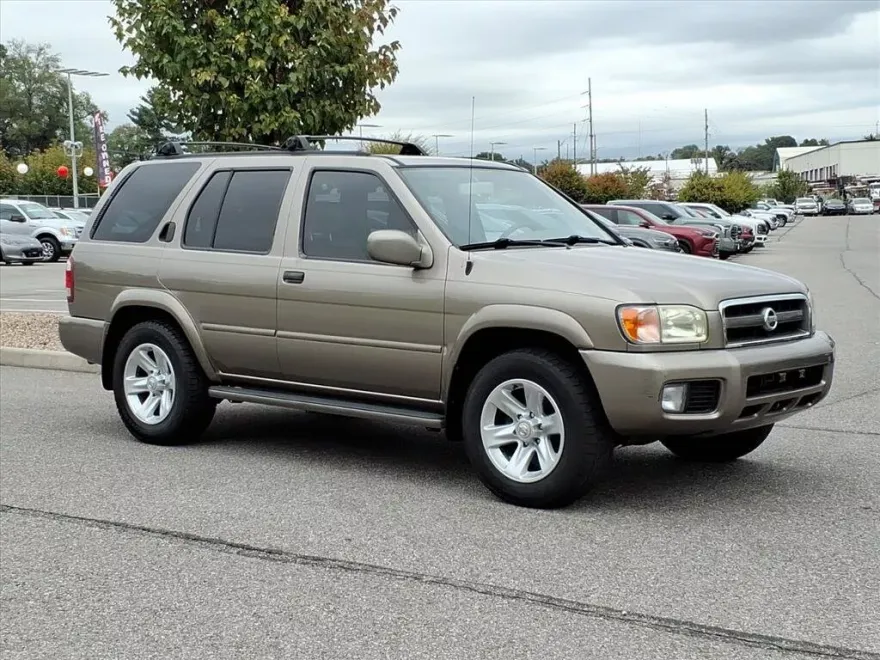 2002 Nissan Pathfinder SE photo 1