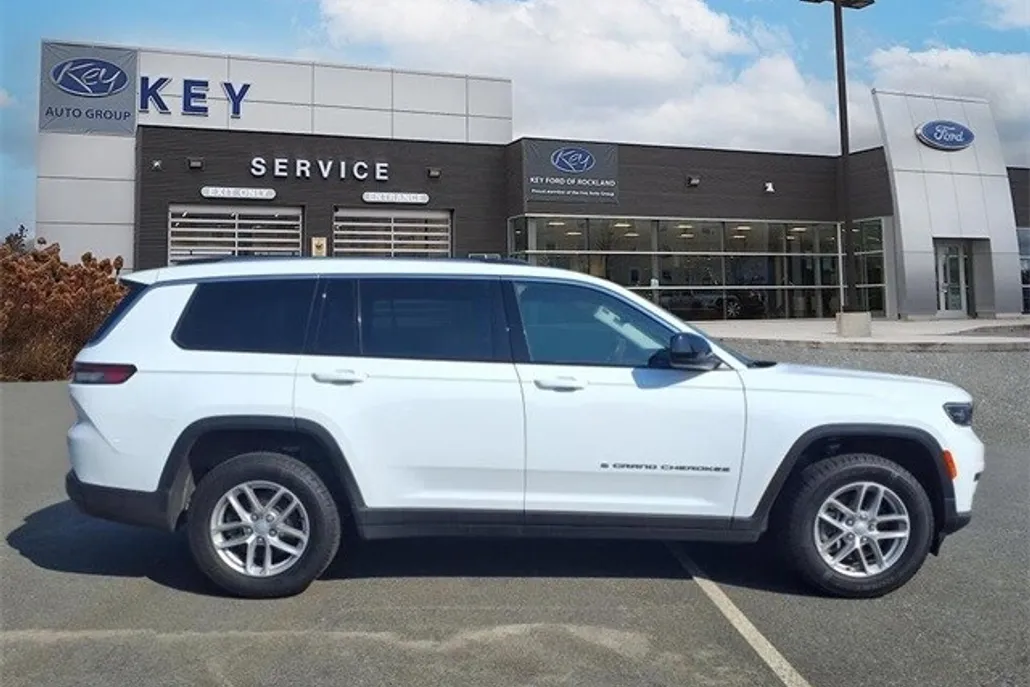 2022 Jeep Grand Cherokee Laredo photo 1