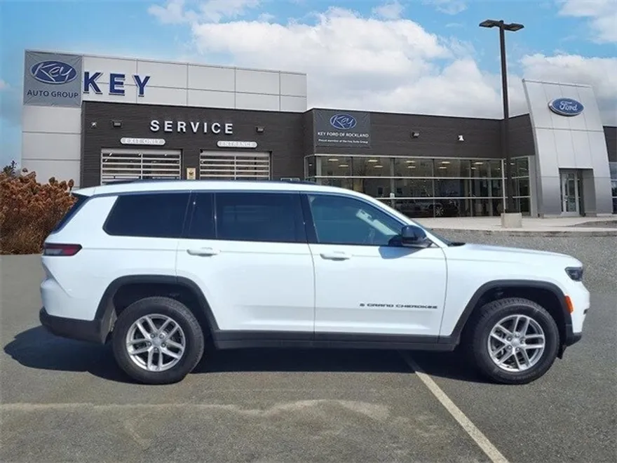 2022 Jeep Grand Cherokee Laredo photo 1
