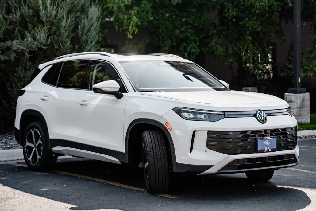 2025 Volkswagen Tiguan SE photo 1