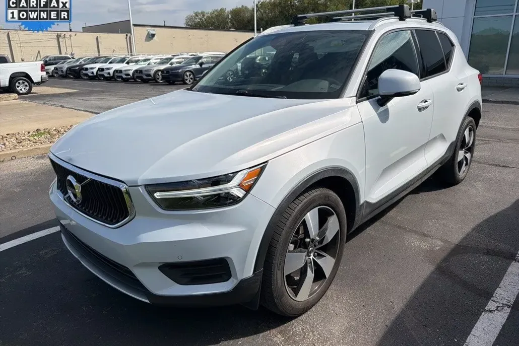 2020 Volvo XC40 T5 Momentum photo 1