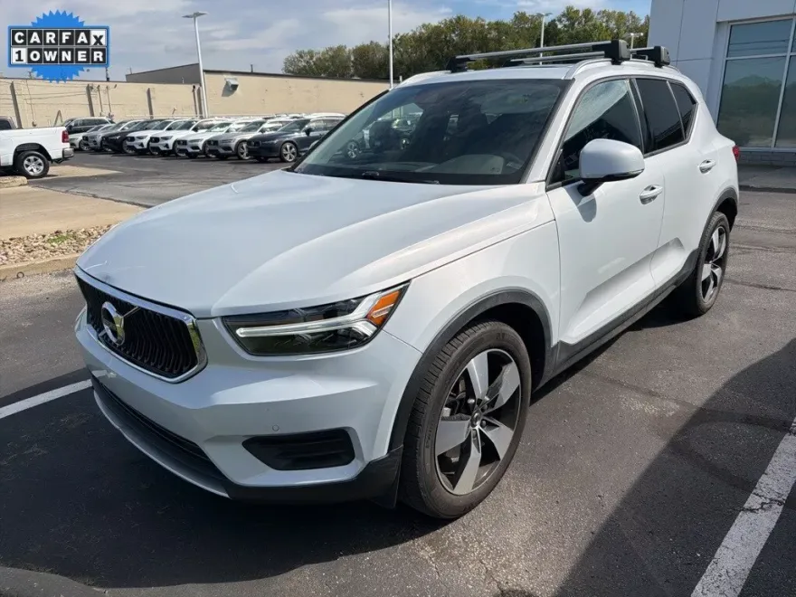 2020 Volvo XC40 T5 Momentum photo 1