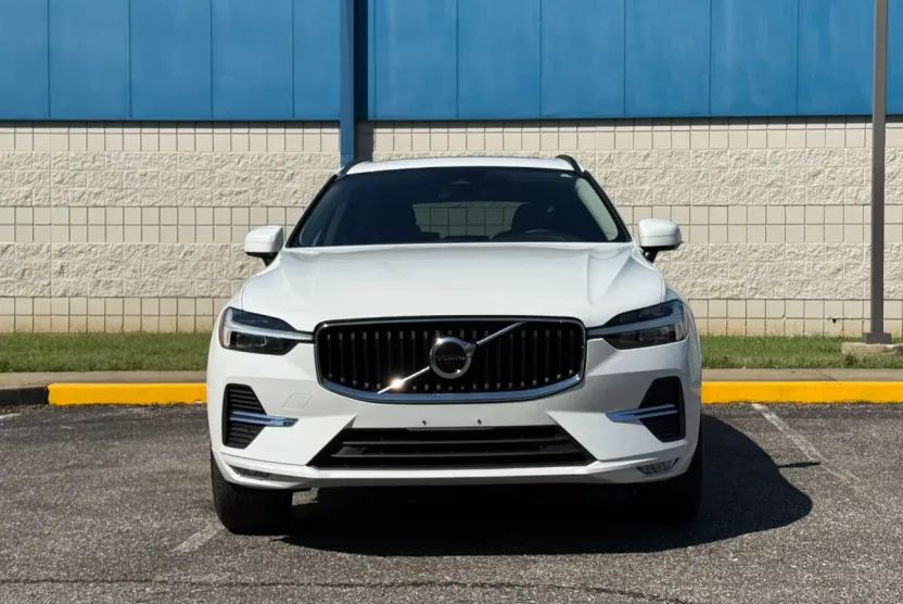 2022 Volvo XC60 B5 Momentum photo 1