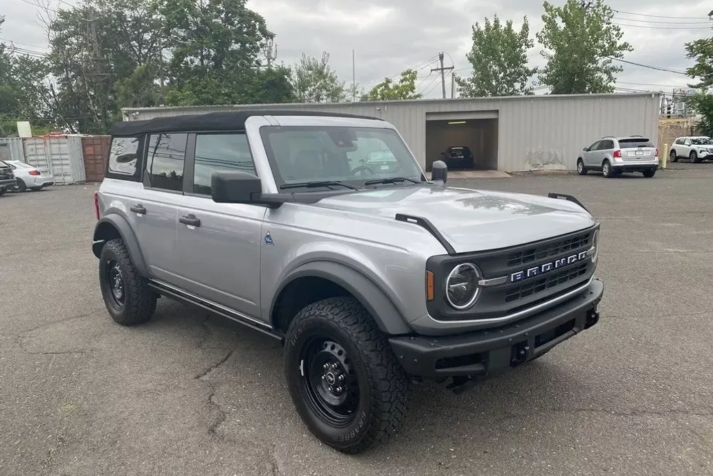 2022 Ford Bronco Black Diamond photo 1