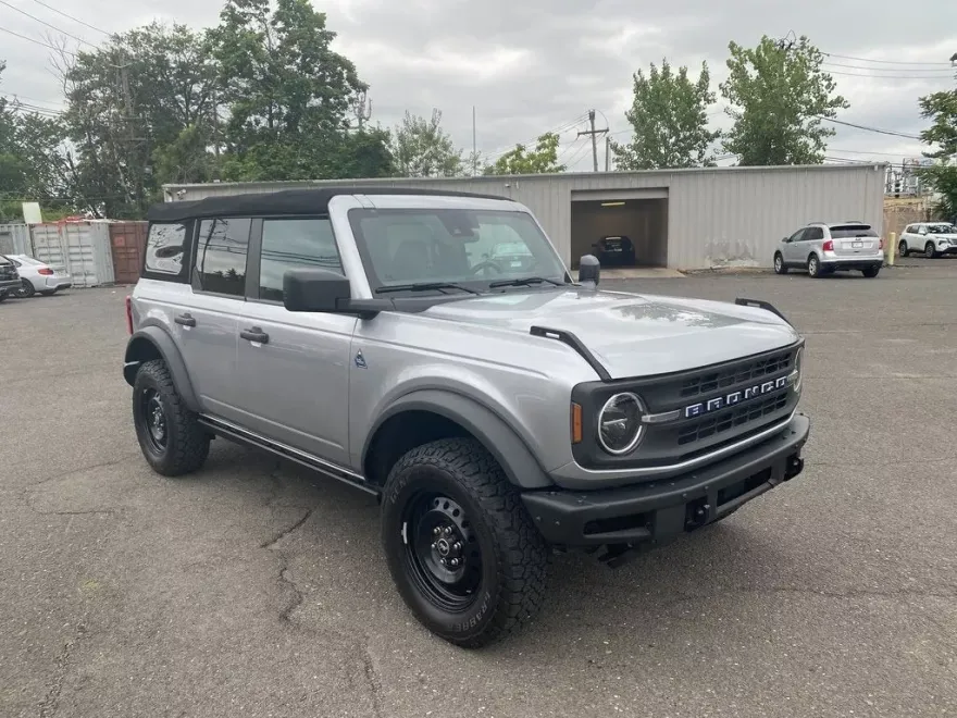 2022 Ford Bronco Black Diamond photo 1