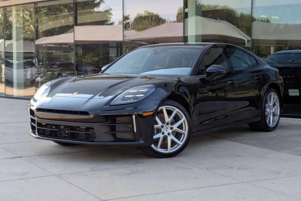2025 Porsche Panamera 4 photo 1