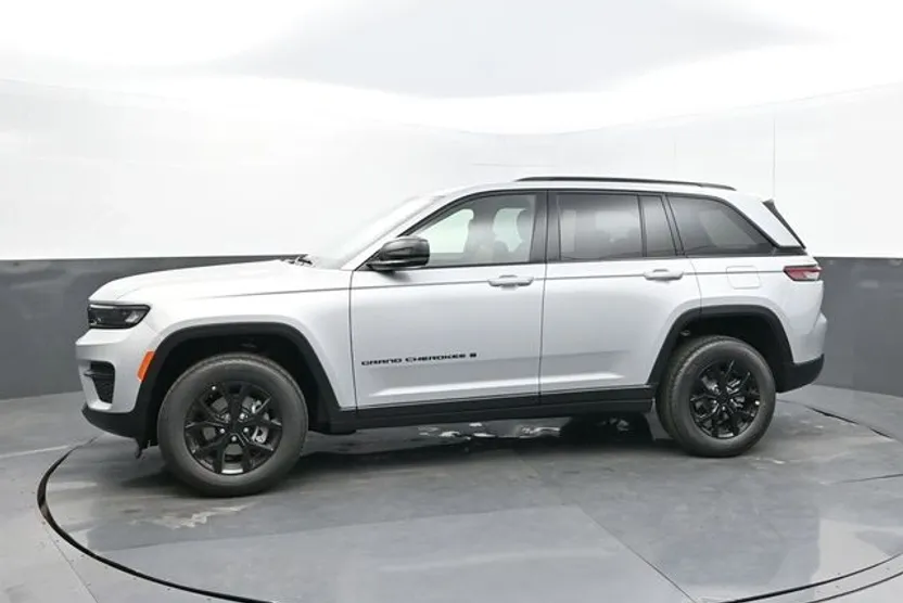 2025 Jeep Grand Cherokee Laredo Altitude photo 1