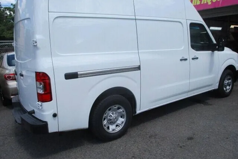 2014 Nissan NV2500 HD SV photo 1