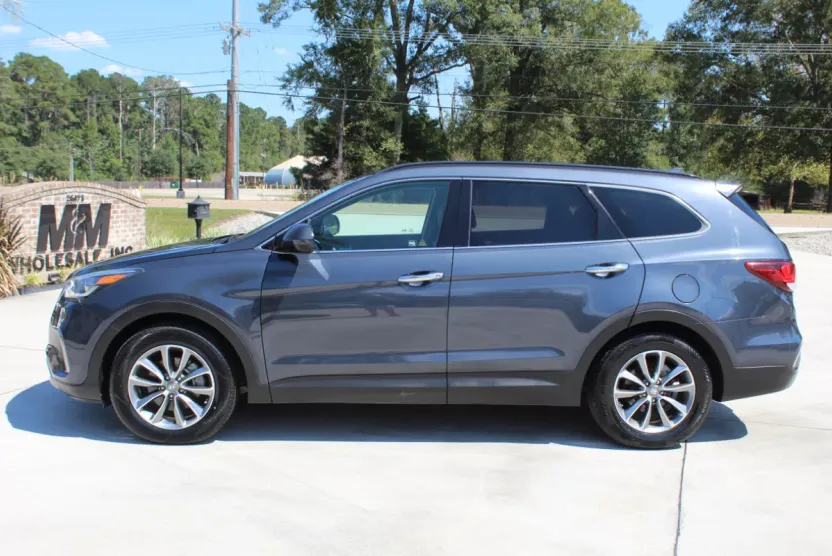 2017 Hyundai Santa Fe SE photo 1