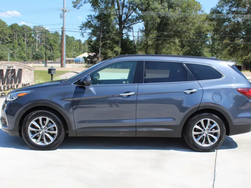 2017 Hyundai Santa Fe SE photo 1