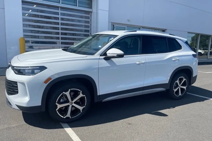 2025 Volkswagen Tiguan SE photo 1