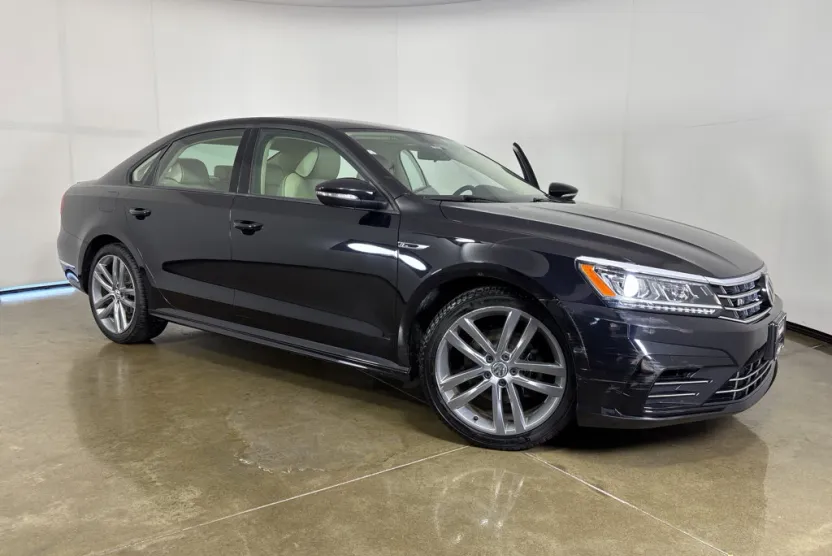 2018 Volkswagen Passat R-Line photo 1