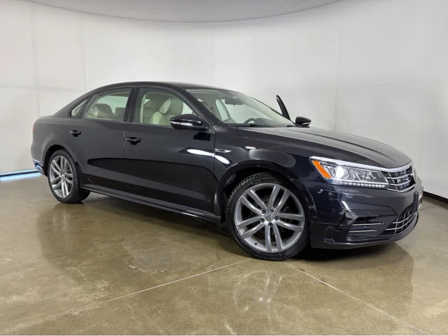 2018 Volkswagen Passat R-Line photo 1