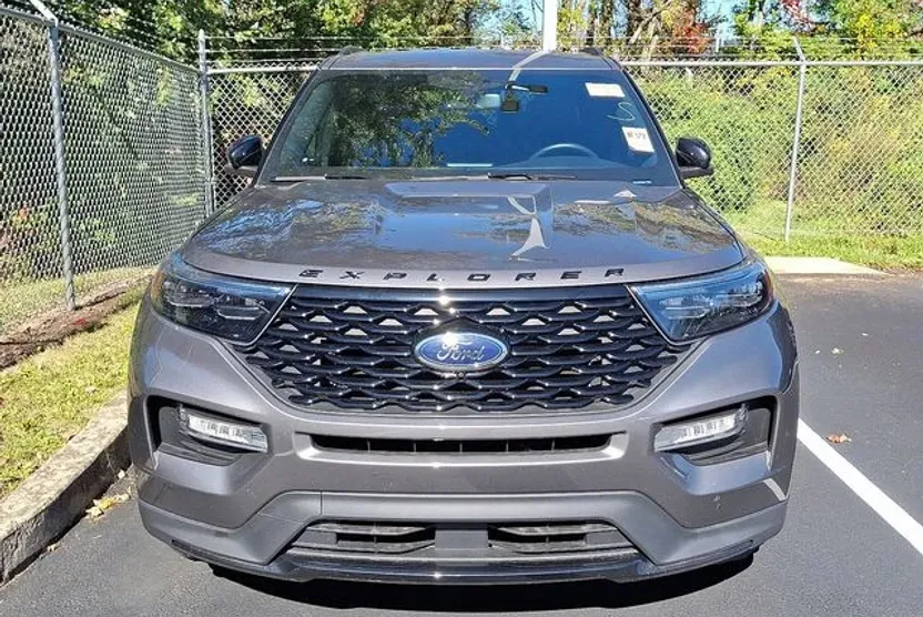 2022 Ford Explorer ST-Line photo 1