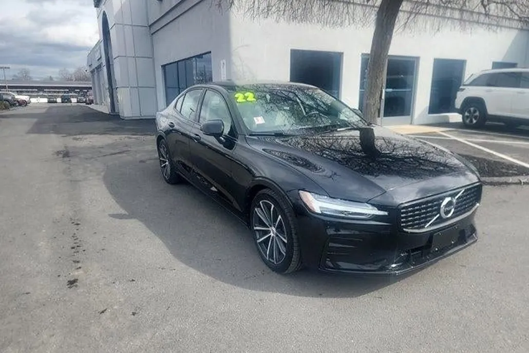 2022 Volvo S60 B5 Momentum photo 1