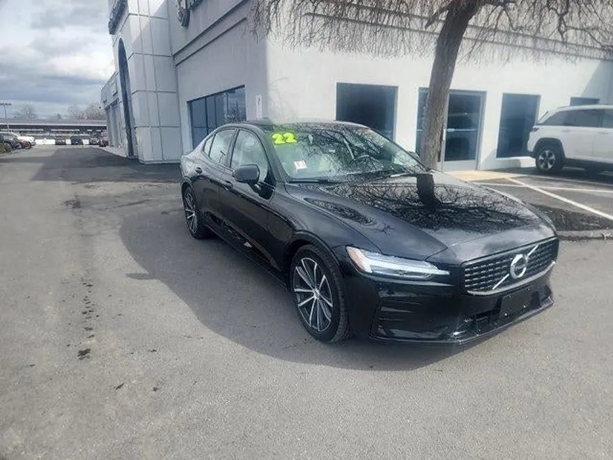 2022 Volvo S60 B5 Momentum photo 1