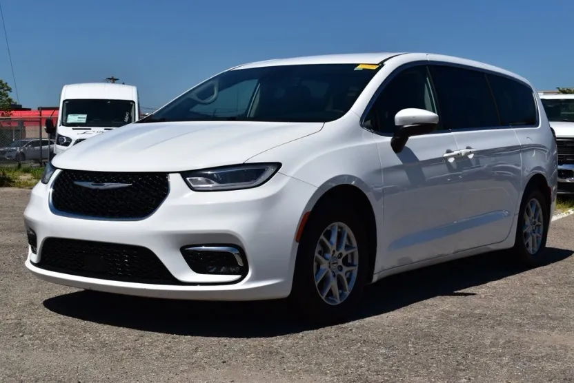 2023 Chrysler Pacifica Touring L photo 1