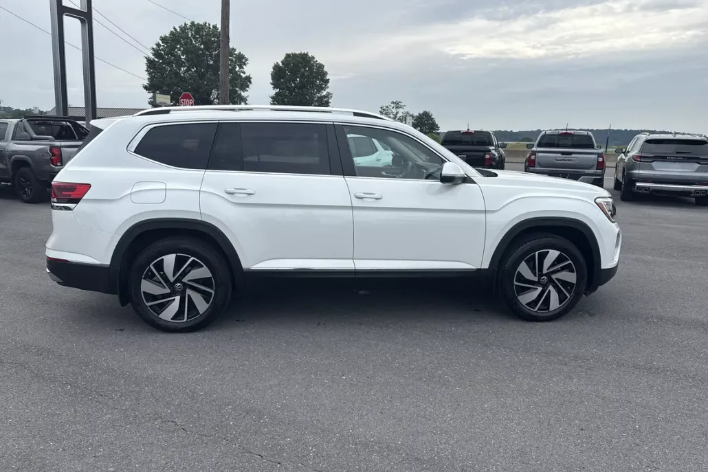 2024 Volkswagen Atlas SEL photo 1