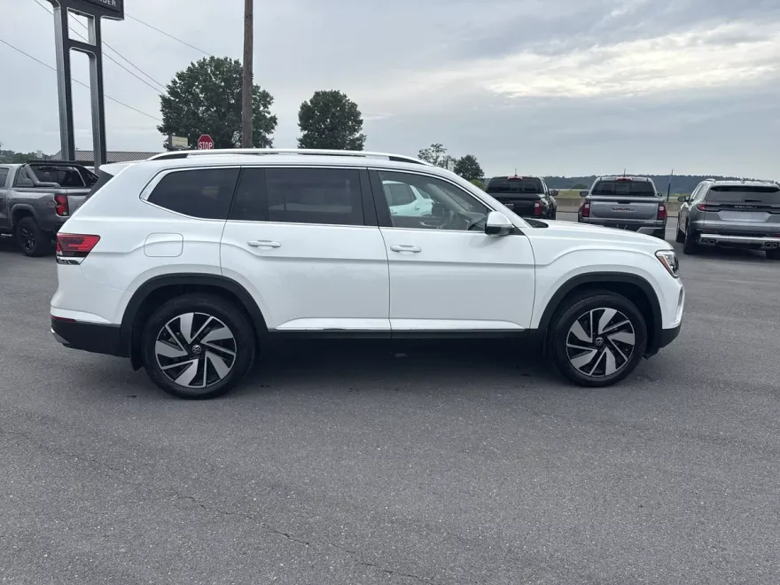 2024 Volkswagen Atlas SEL photo 1