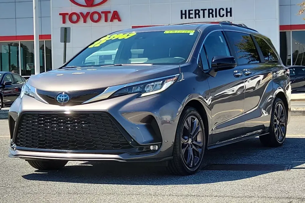 2022 Toyota Sienna XSE photo 1