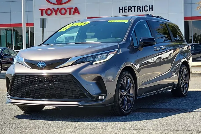 2022 Toyota Sienna XSE photo 1