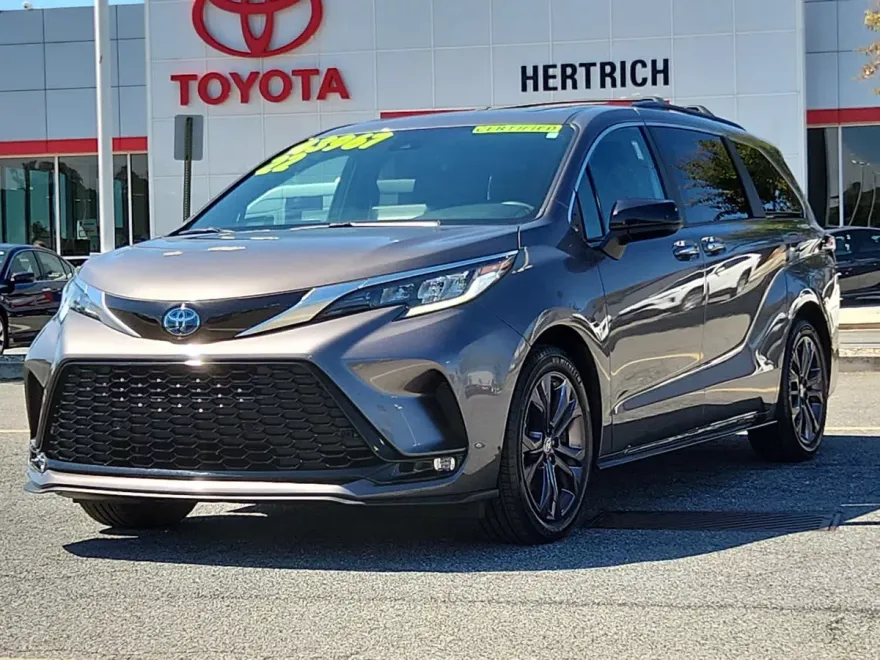 2022 Toyota Sienna XSE photo 1