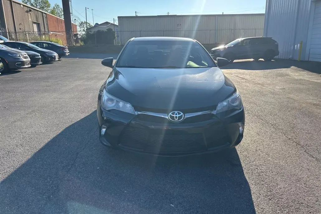 2016 Toyota Camry SE photo 1