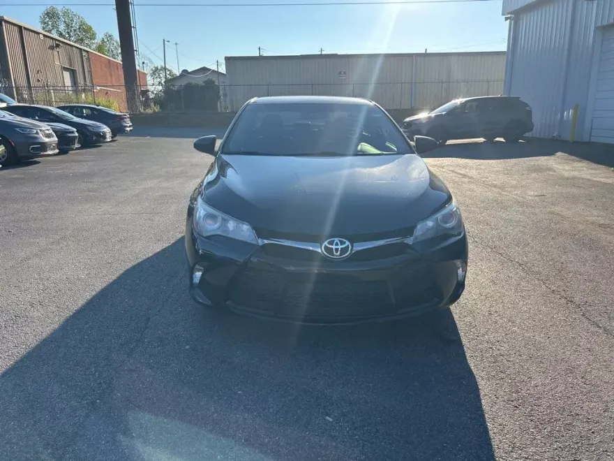 2016 Toyota Camry SE photo 1