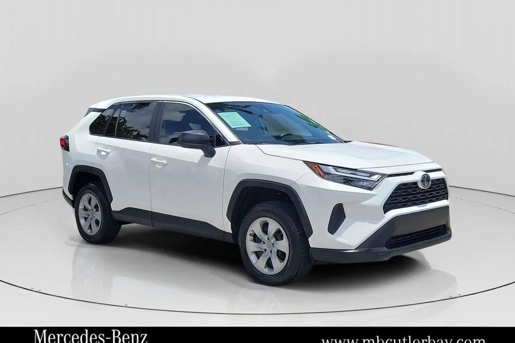 2024 Toyota RAV4 LE photo 1