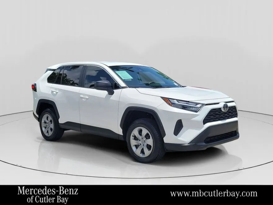 2024 Toyota RAV4 LE photo 1