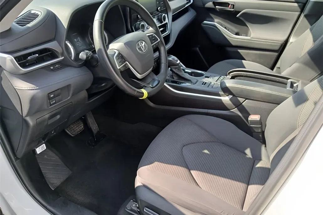 2022 Toyota Highlander LE photo 1