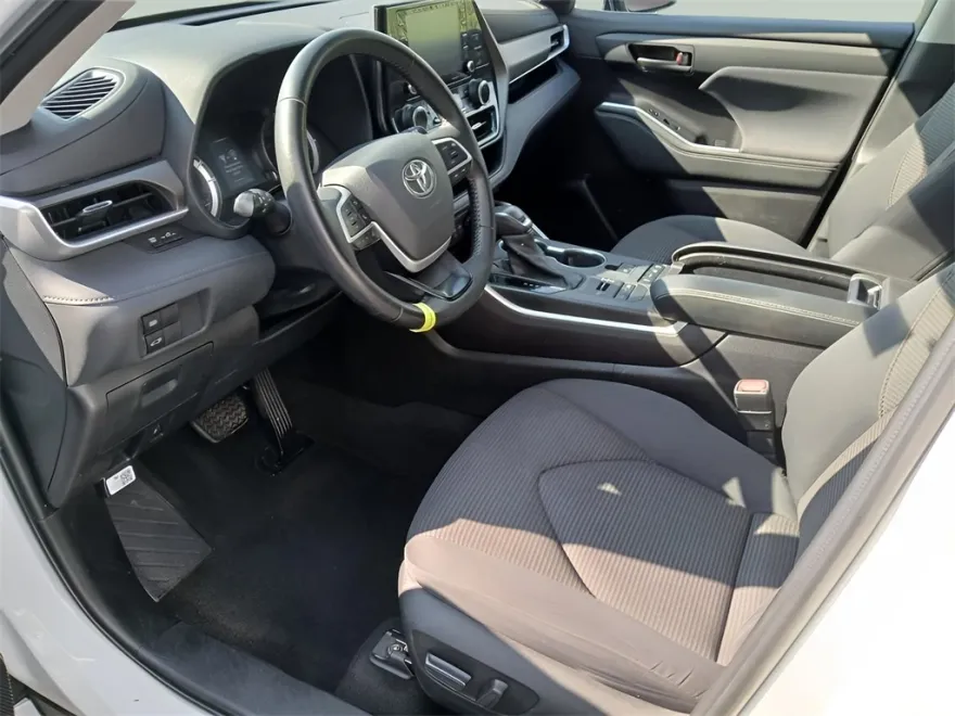 2022 Toyota Highlander LE photo 1