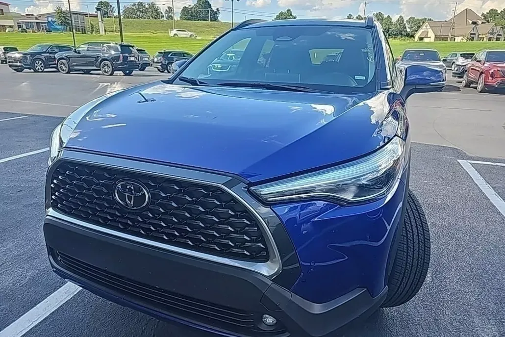2024 Toyota Corolla Cross XLE photo 1