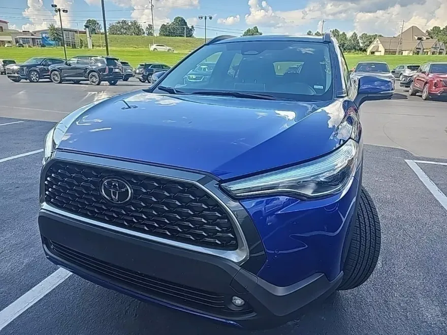 2024 Toyota Corolla Cross XLE photo 1