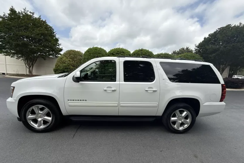 2013 Chevrolet Suburban LT photo 1