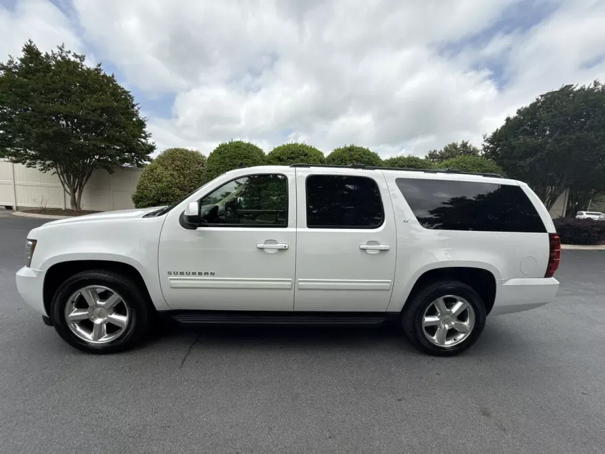 2013 Chevrolet Suburban LT photo 1