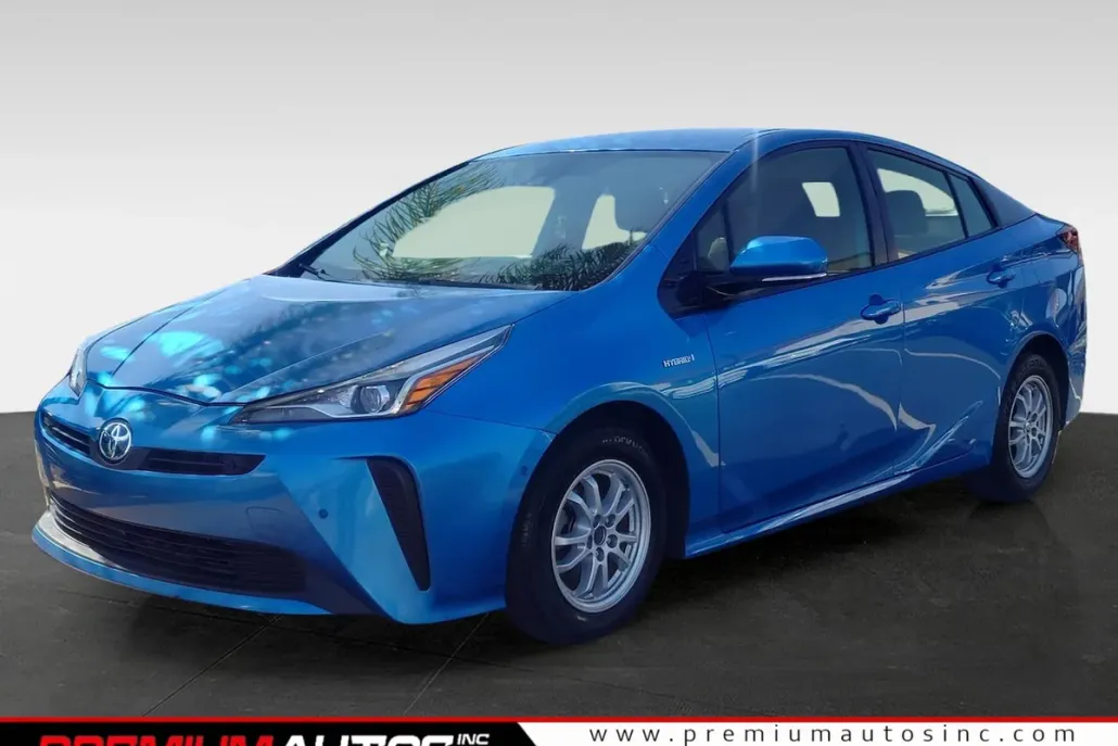2019 Toyota Prius LE photo 1