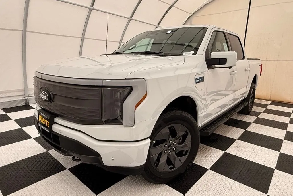 2025 Ford F-150 Lightning Lariat photo 1