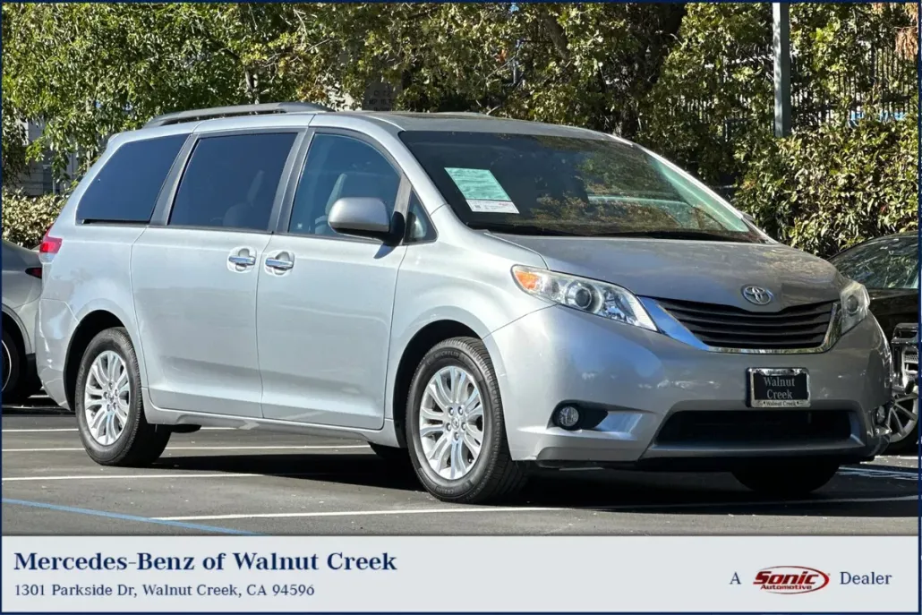 2011 Toyota Sienna XLE photo 1
