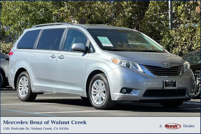 2011 Toyota Sienna XLE photo 1