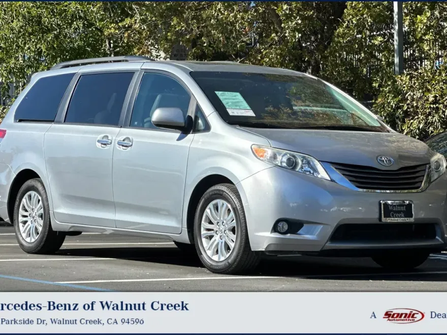 2011 Toyota Sienna XLE photo 1