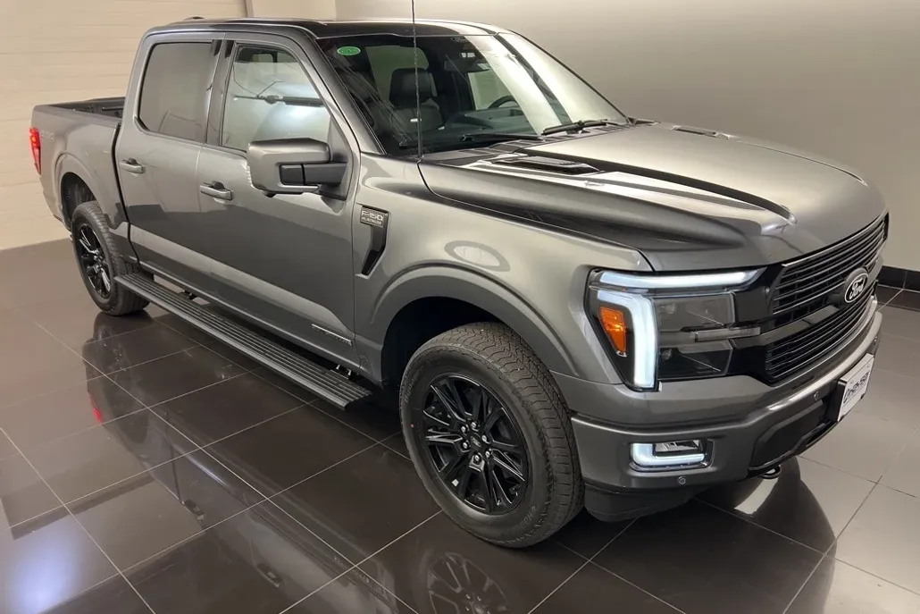2025 Ford F-150 Platinum photo 1