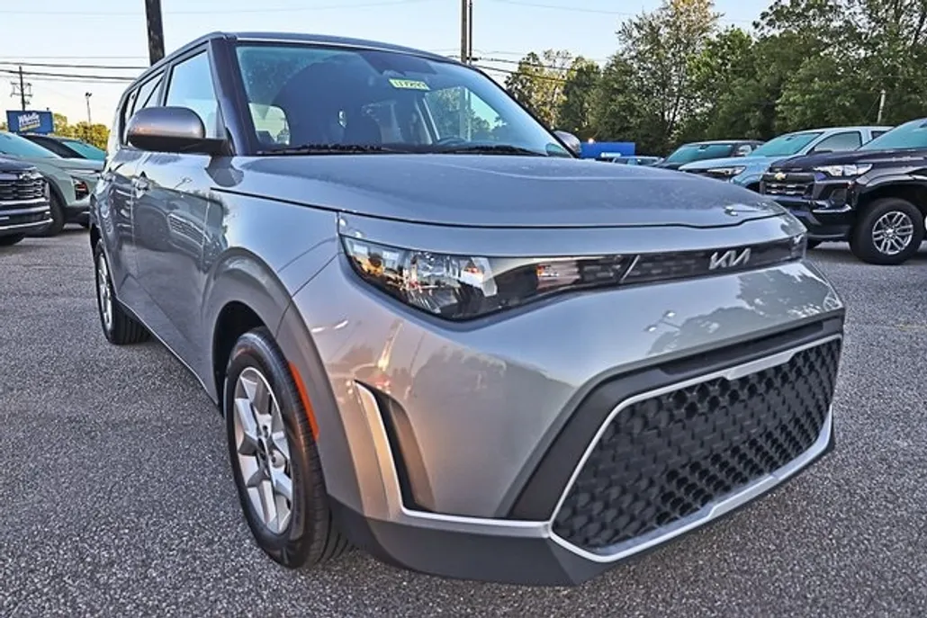 2023 Kia Soul LX photo 1